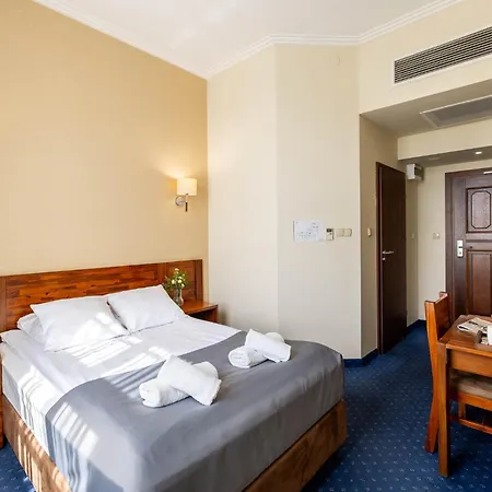 호텔 피아스트 센트럼 3*