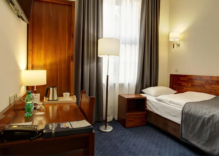 皮亚斯特弗罗茨瓦夫中枢酒店 3*